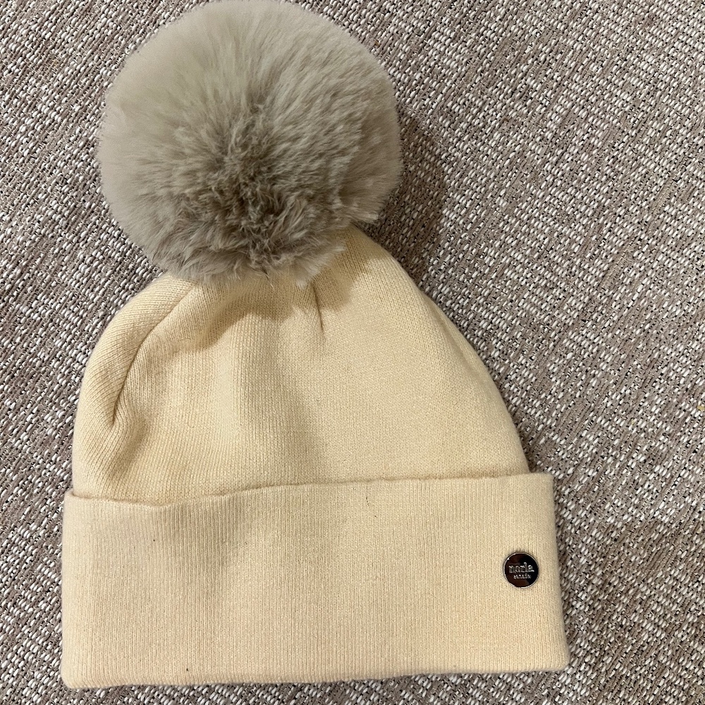 Norla Pom hat NWOT